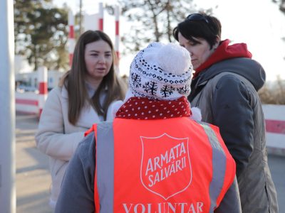 salvation army volunteer speaks with refugees in ukraine